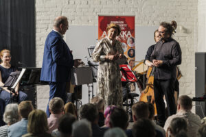 Taiteellisen johtajan, Tuomas Turriagon muistaminen. Kuvassa toiminnanjihtajanPetri Junna, puheenjihtaja Kristiina Viita ja taiteellinen johtaja Tuomas Turriago.