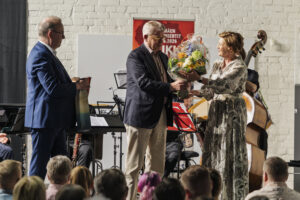 Pitkäaikaisen puheenjohtajan, Martti Paloheimon, palkitseminen. Kuvassa Petri Junna, Martti Paloheimo ja Kristiina Viita.